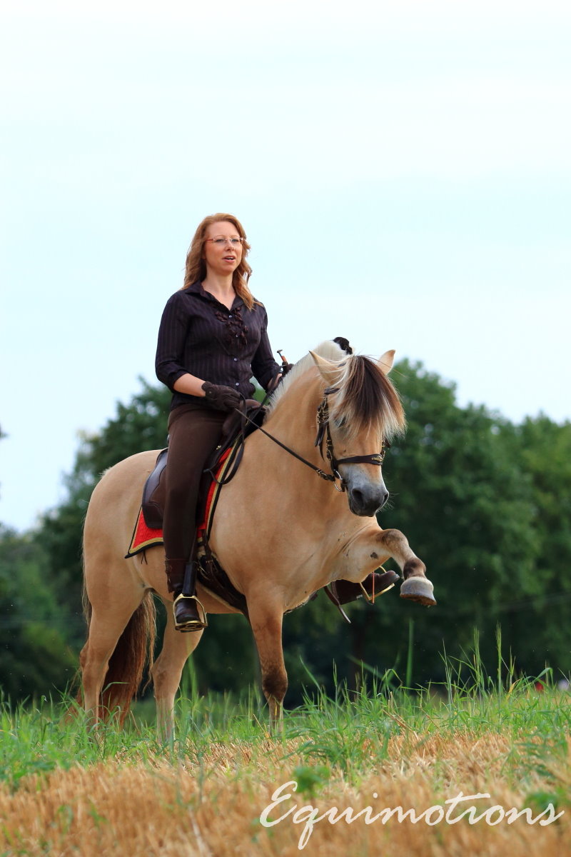 Kirsten Henze mit Fjordstute Jou Jou 